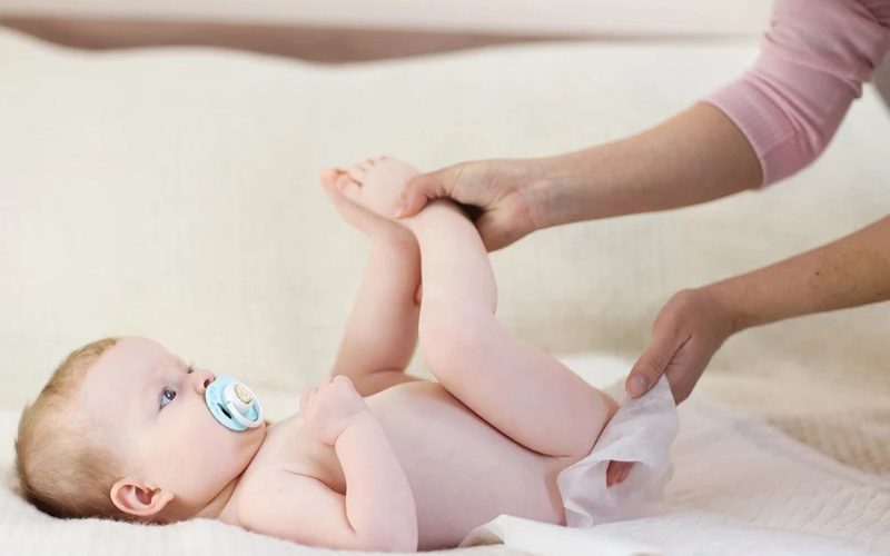 Các Bước Thay Bỉm Cho Bé Với Khăn Vải Khô Krclean