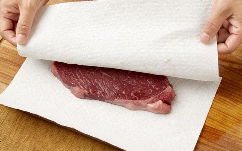 Giải mã câu hỏi_ Có nên dùng khăn giấy lau thịt cá không