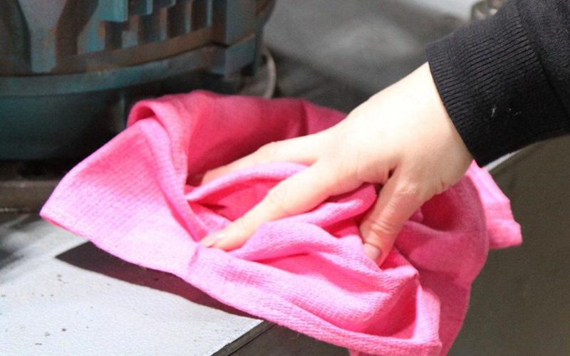 Khăn lau công nghiệp giúp làm sạch sâu các chi tiết nhỏ, góc khuất khó nhằn