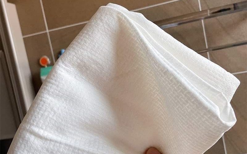 Khăn tắm tiệt trùng được sản xuất từ vải không dệt, thấm hút tốt, hạn chế bung xơ khi tiếp xúc với nước.