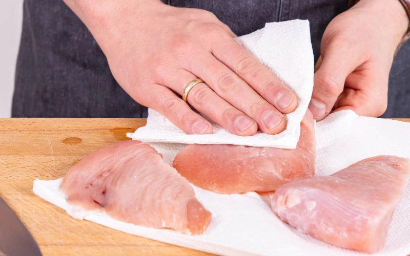 Mối Nguy Hại Khi Dùng Khăn Lau Tay Để Thấm Nước Thịt Cá