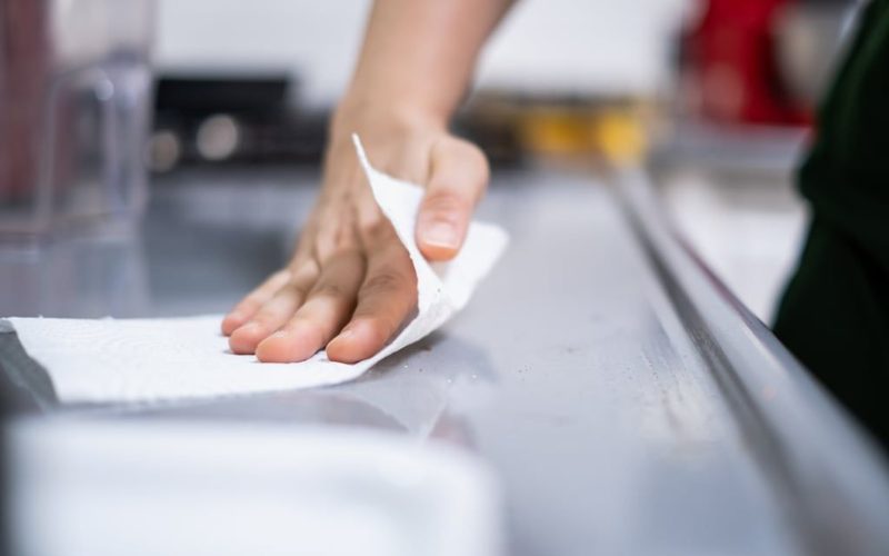 Những rủi ro khi sử dụng giẻ lau kém chất lượng cho máy móc
