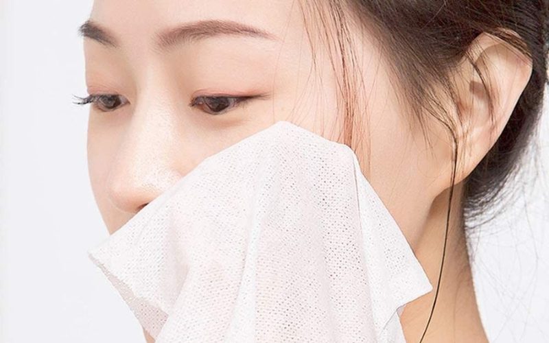 So Sánh Khăn Tẩy Trang Dạng Cuộn Và Dạng Xấp Rút Tiện Lợi