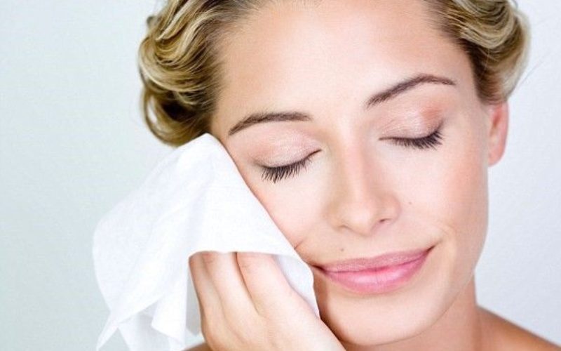 So Sánh Khăn Vải Khô Tẩy Trang Dạng Cuộn Và Dạng Xấp Rút Tiện Lợi