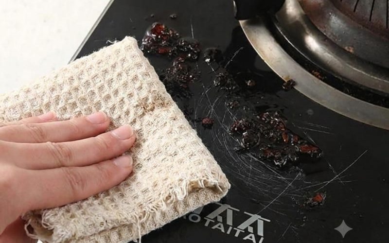 Bếp Từ Bị Xước Gây Mất Thẩm Mỹ Và Giảm Tuổi Thọ Thiết Bị