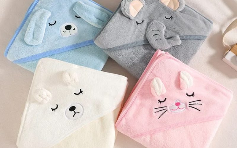 Khăn Tắm Với Thiết Kế Và Màu Sắc Phù Hợp Với Trẻ