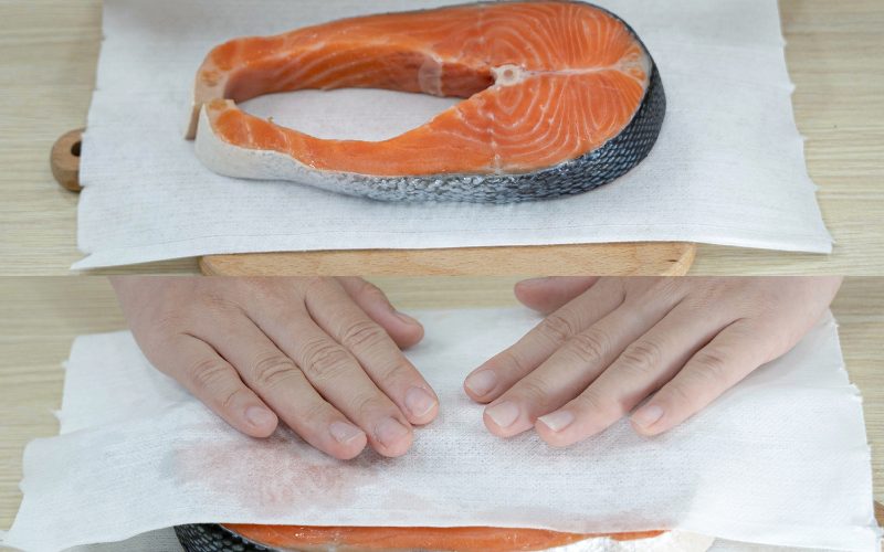 Cách dùng khăn lau thực phẩm KRClean để thấm khô cá hồi trong bếp gia đình