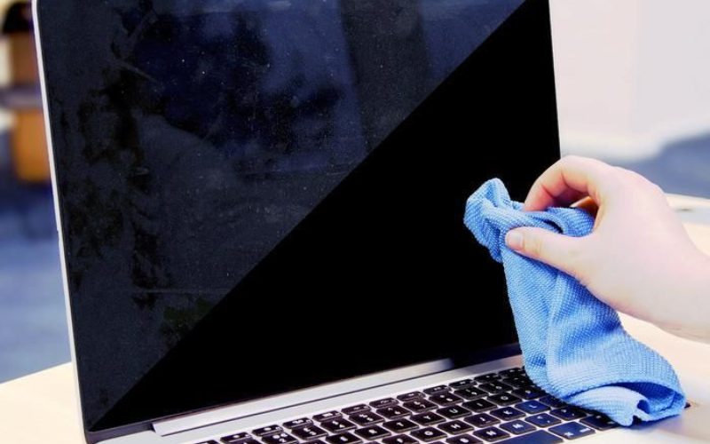 Tác Hại Khi Sử Dụng Khăn Lau Thông Thường Vệ Sinh Màn Hình