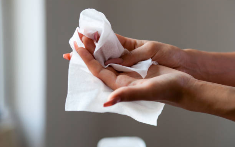 khăn ướt lau người cho người già