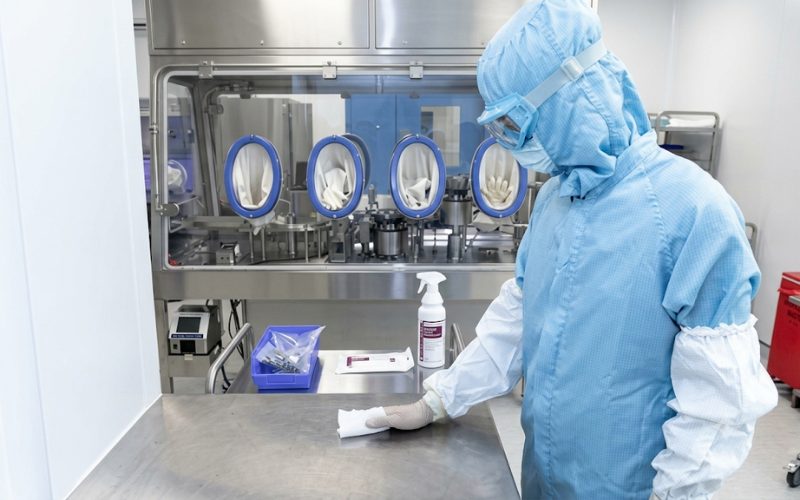 Bài Toán Tối Ưu Chi Phí Vật Tư Phòng Sạch Chọn Khăn Lau Giá Rẻ Hay Khăn Đạt Chuẩn ISO
