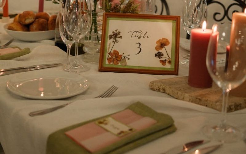 Điểm Xuyết Hoa Tươi Và Ánh Đèn Ấm Áp