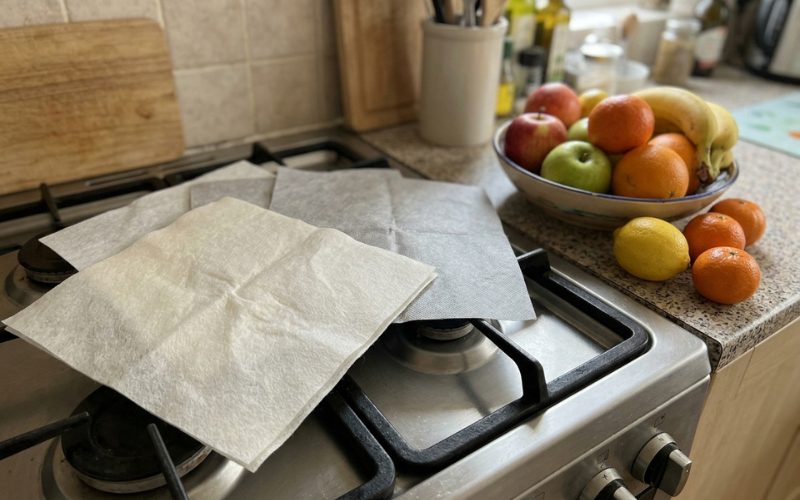 Khăn giấy ăn thông thường có thấm thịt, cá được không?