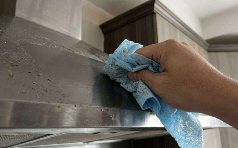 Mẹo dọn bếp khi lau máy hút mùi