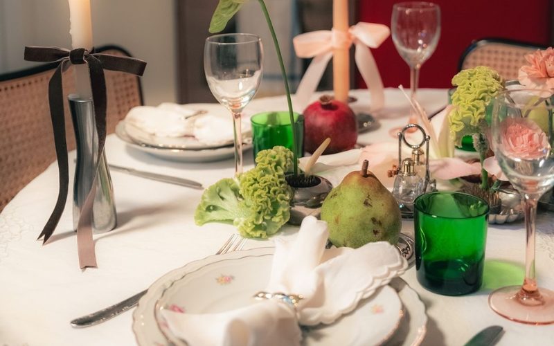 Sắp Xếp Bát Đĩa Và Khăn Ăn Chuẩn Tinh Tế