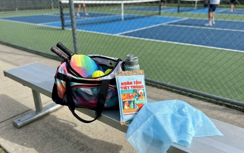 đồ cần mang khi chơi pickleball gồm vợt, bóng, nước và khăn